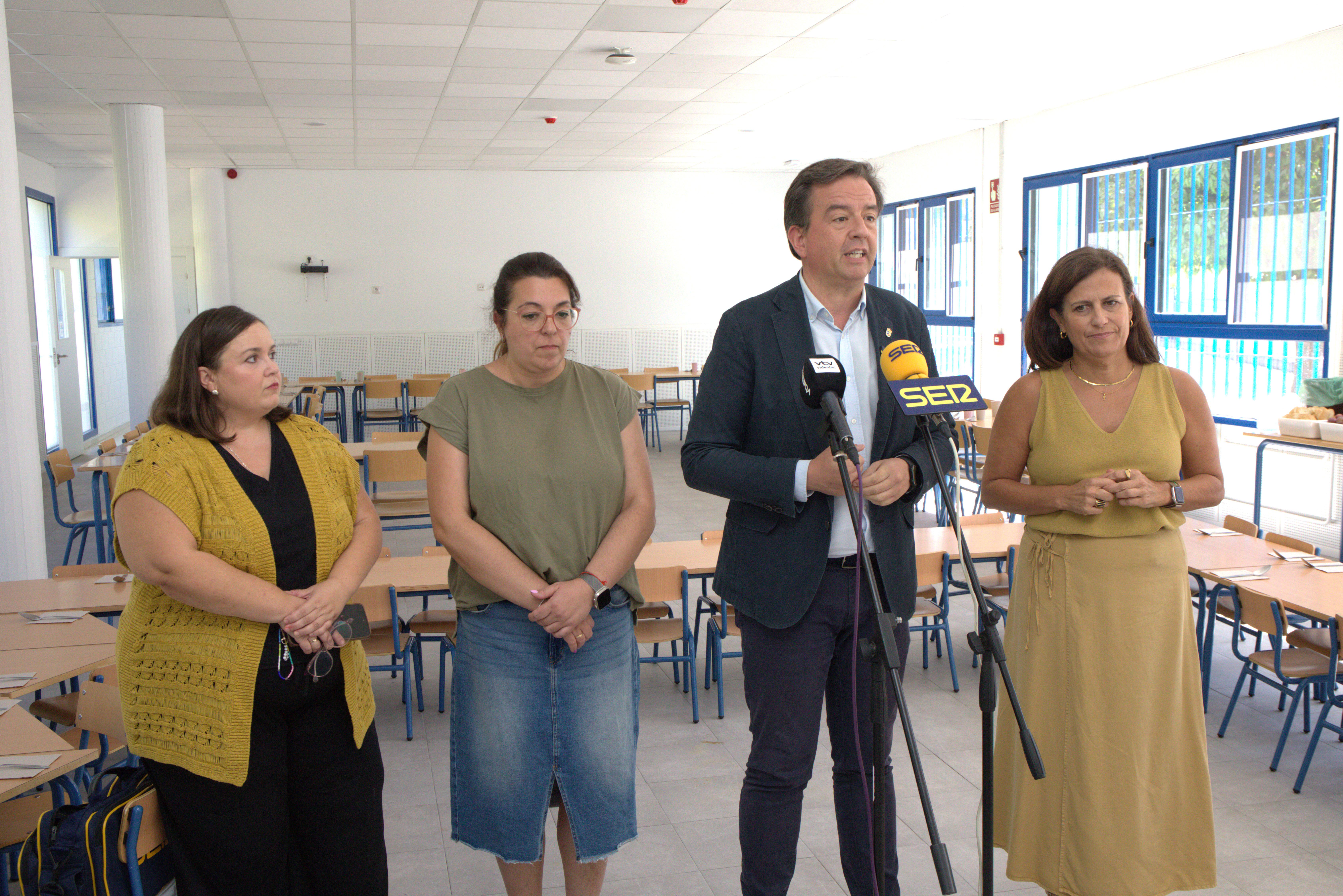 Un momento de la visita al nuevo comedor del colegio Antonio Machado