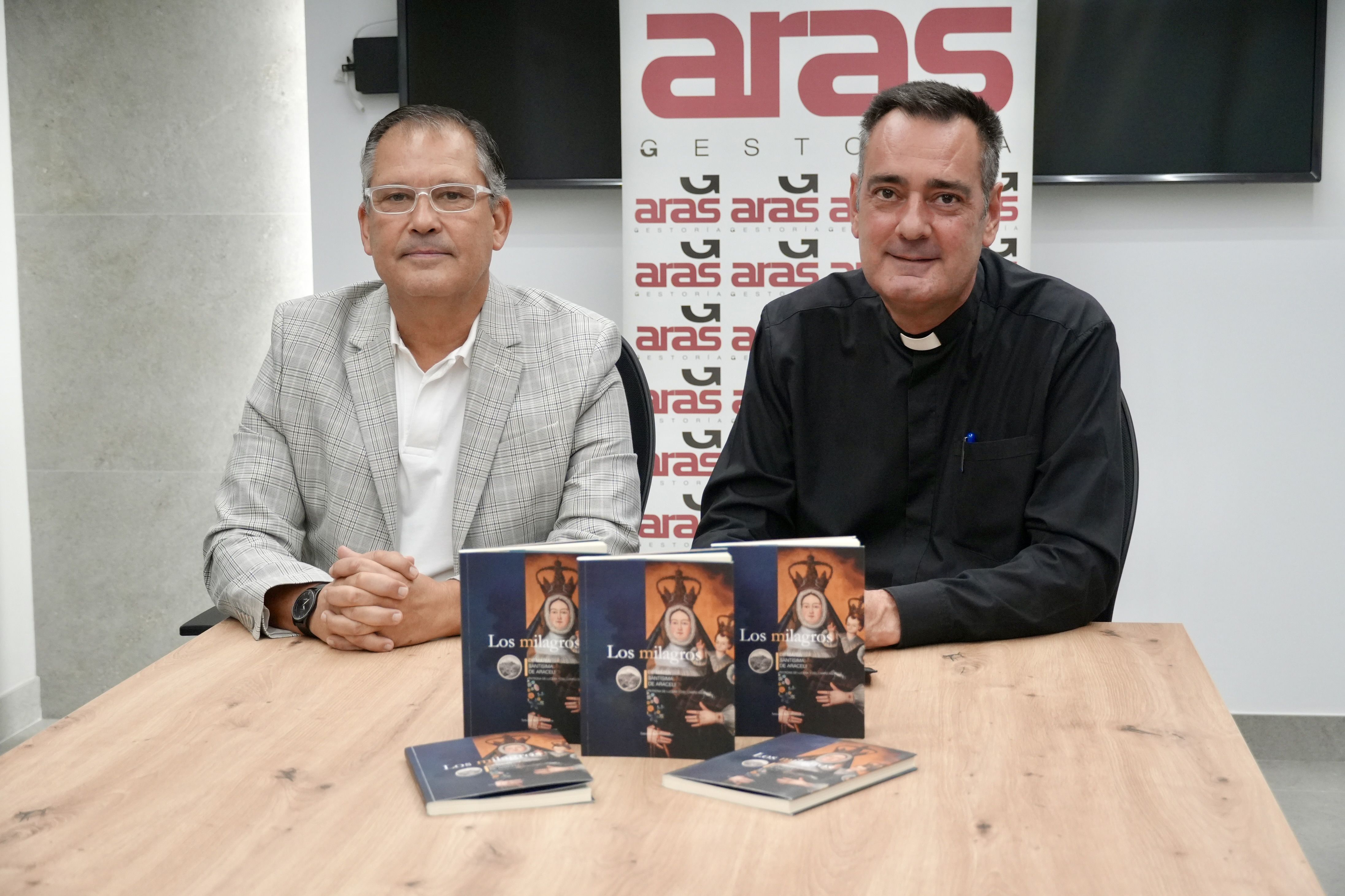 Un momento de la presentación de la segunda edición del libro "Los milagros de María Santísima de Araceli, Patrona de Lucena y del Campo Andaluz", de Antonio Ruiz Granados
