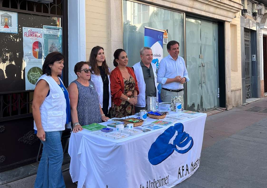Una imagen de la mesa informativa instalada esta mañana a las puertas del Palacio Erisana.