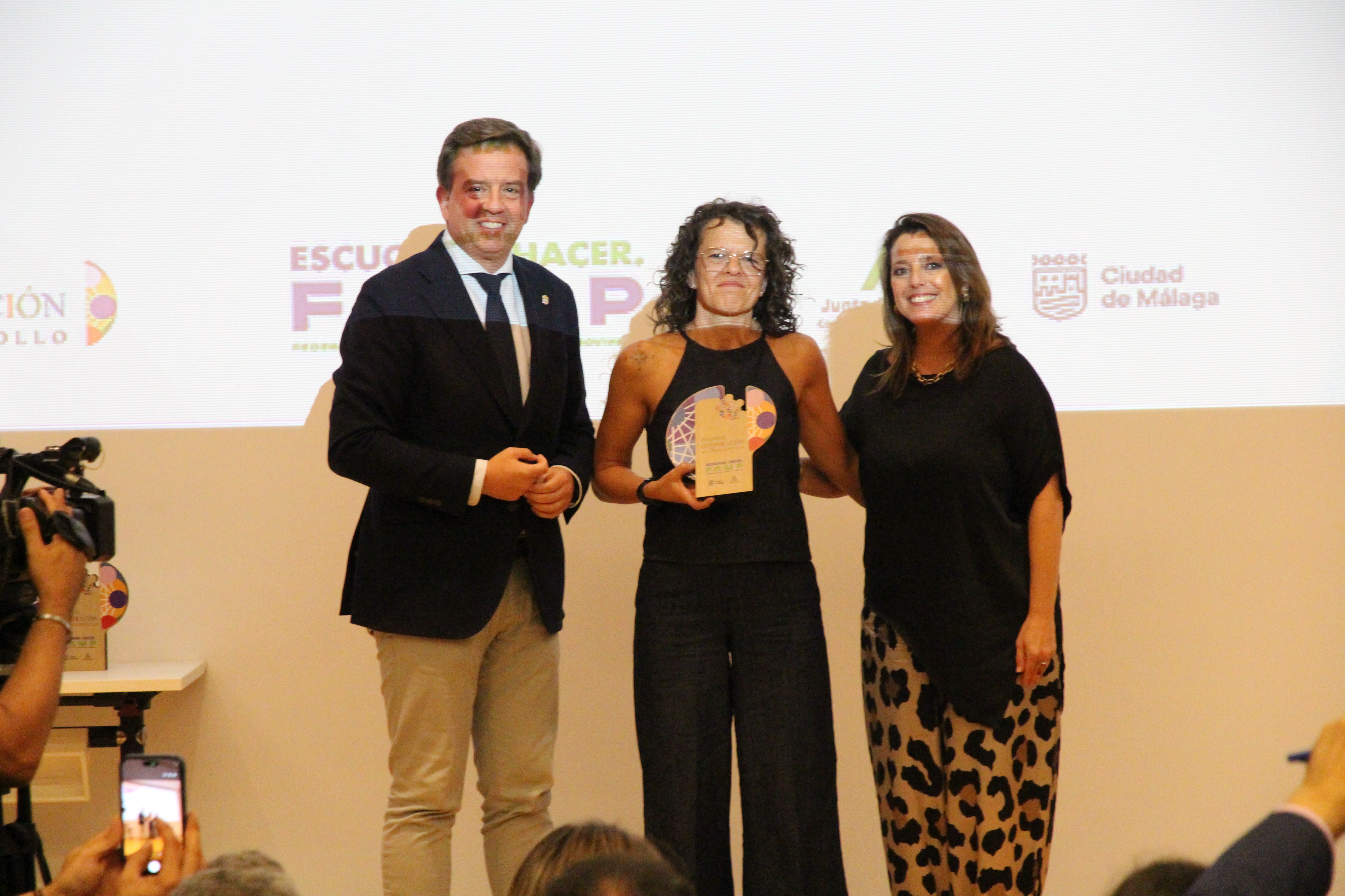 Momento de la entrega del premio a Infancia Solidaria