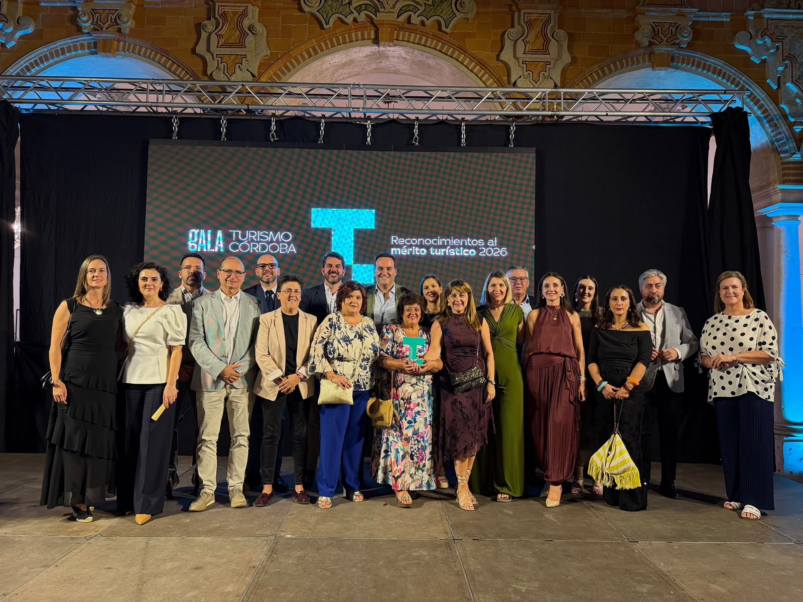 Alcaldes, concejales y técnicos de turismo, y miembros de la Mancomunidad de la Subbética durante la Gala de Turismo de Córdoba.