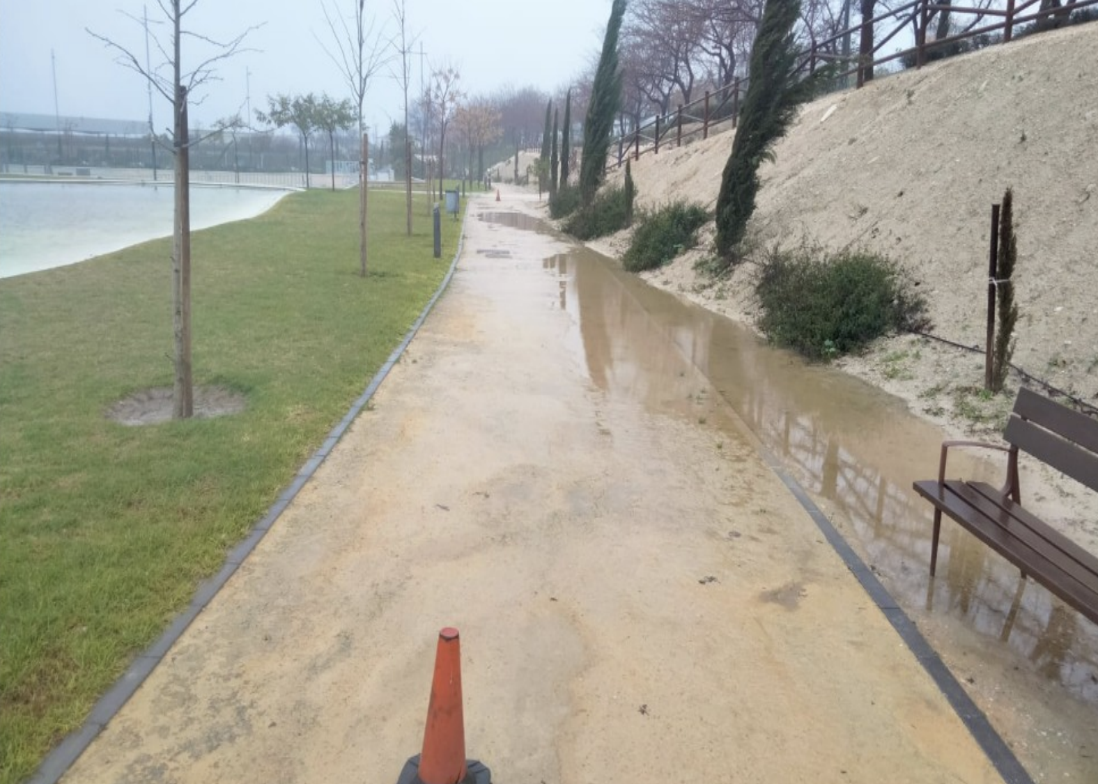 Encharcamientos provocados por el deficiente drenaje de los taludes del Parque Europa
