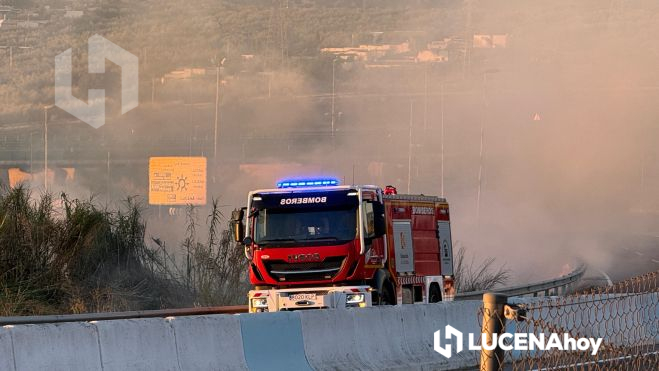 Un camión de bomberos llega al lugar del incendio Un camión de bomberos llega al lugar del incendio