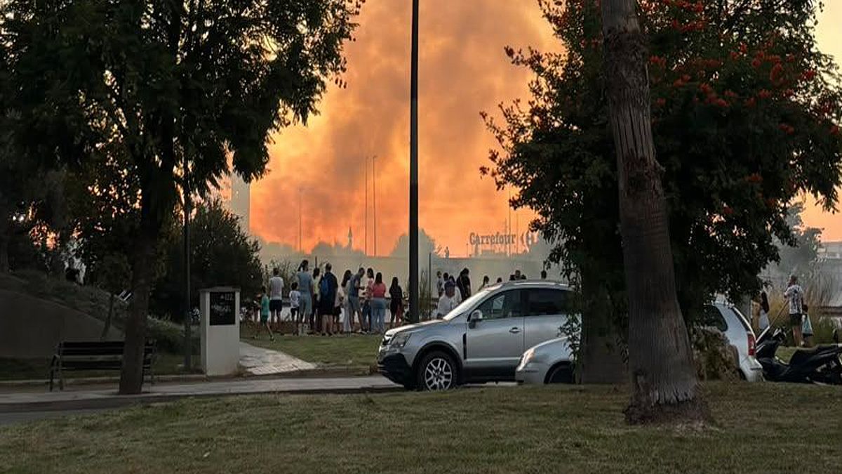 Vecinos observan el incendio de la tarde de ayer en el entorno del PPO1