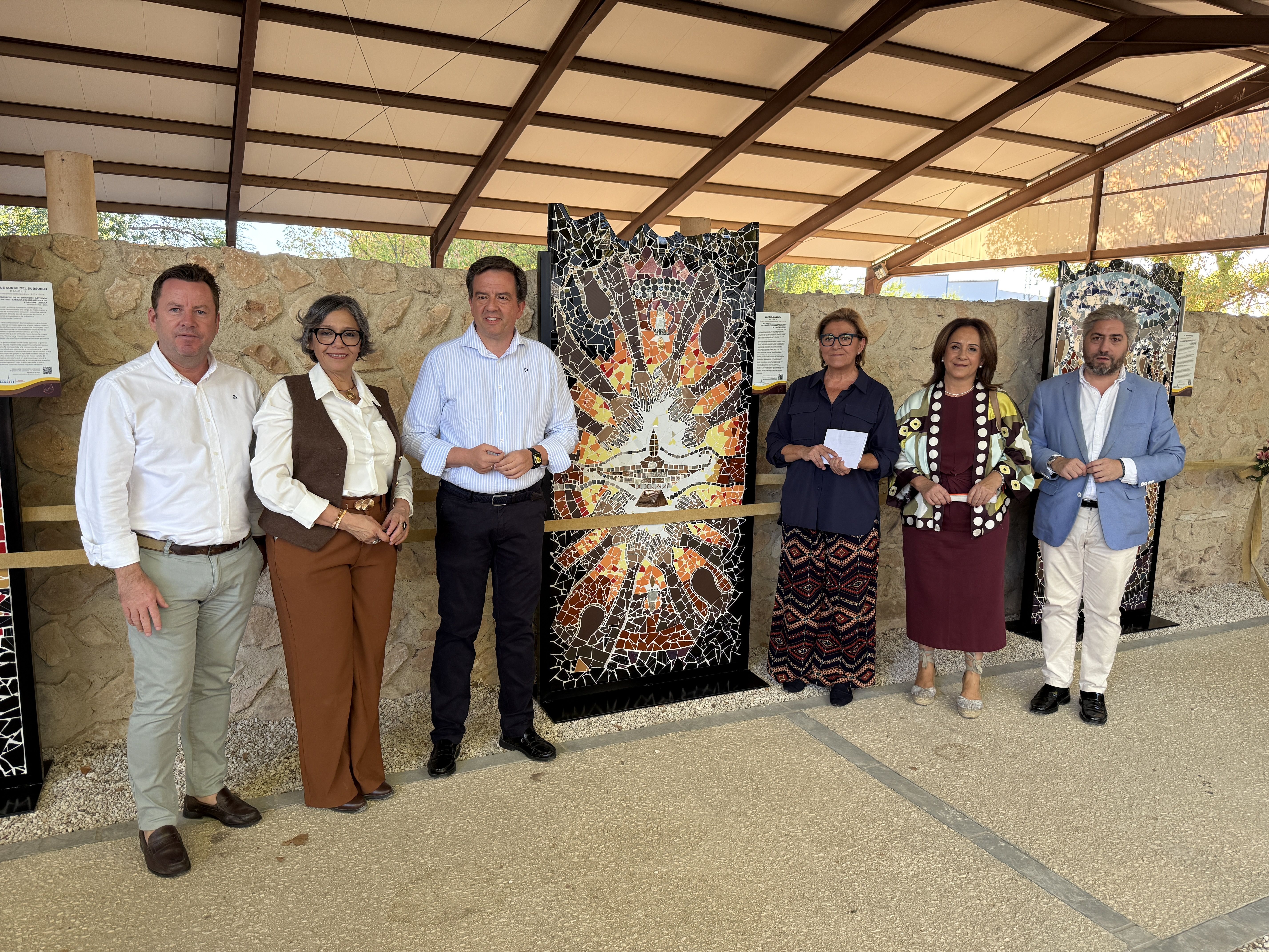Un instante durante la inauguración de la muestra artística en la basílica de Coracho.