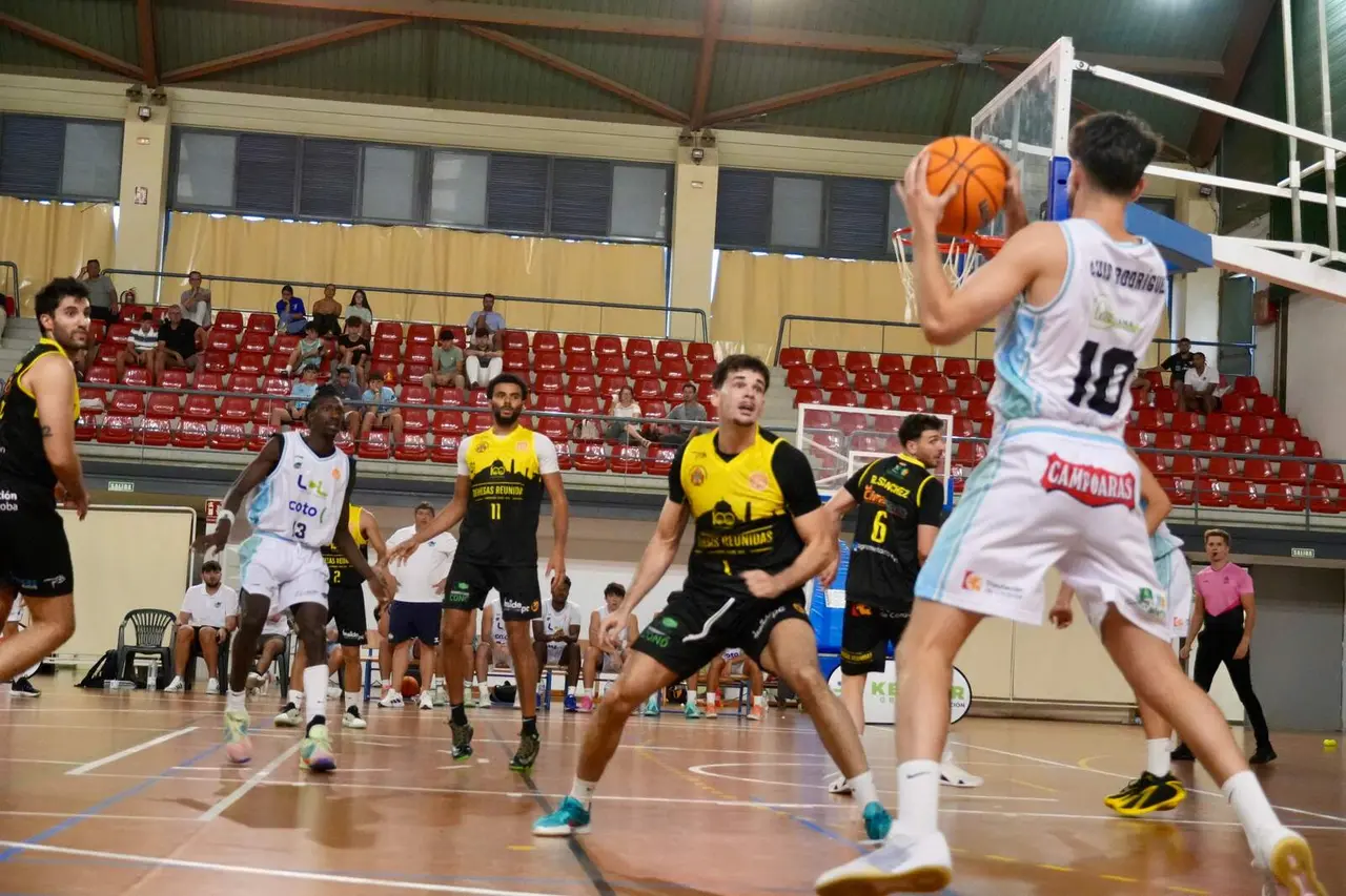 Un momento del partido entre UCAL Lucena y CB Peñarroya