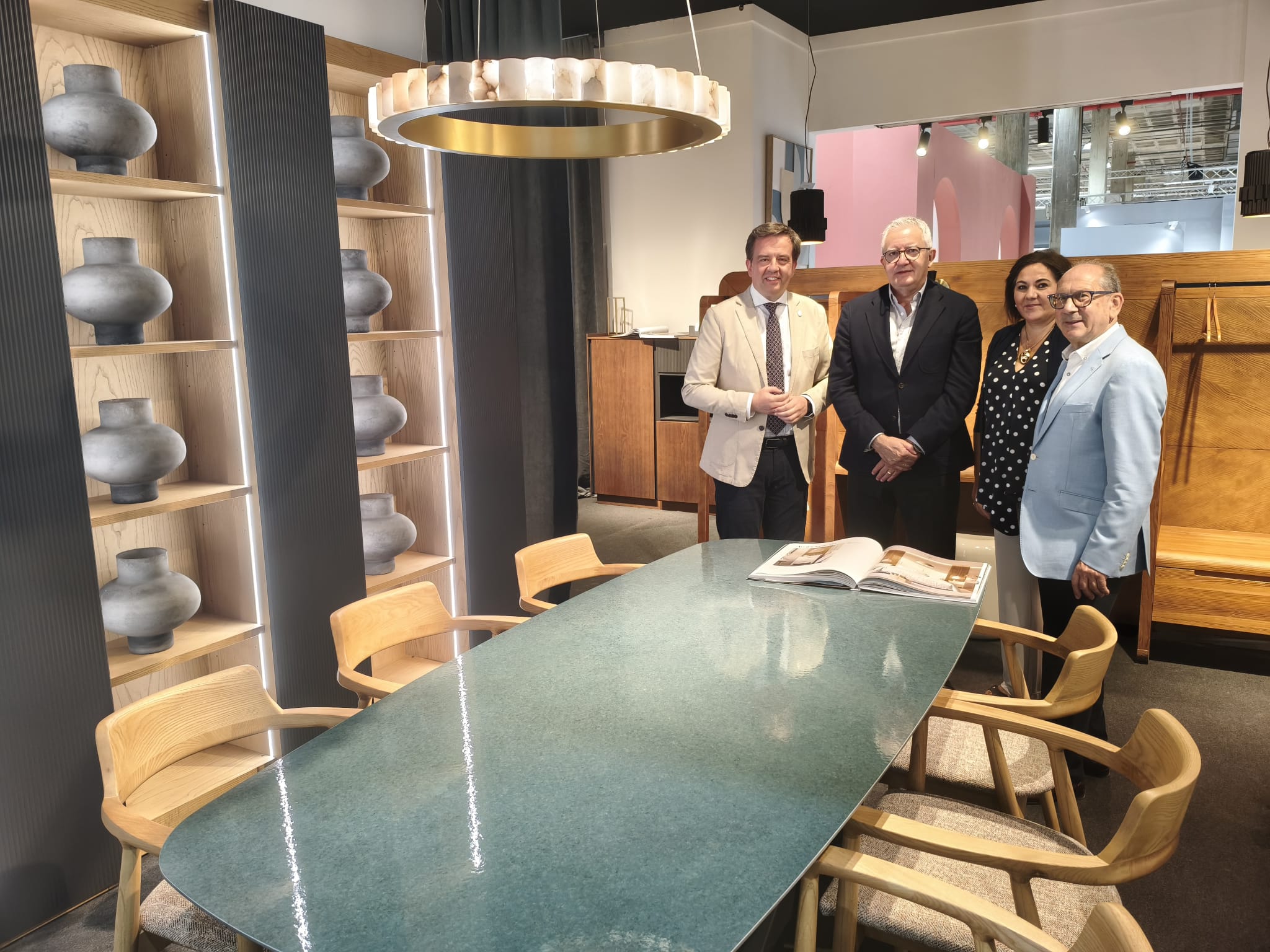 El alcalde y la edil de Fomento junto a los responsables de la asociación del mueble de Lucena, AMALU, durante su visita a la feria