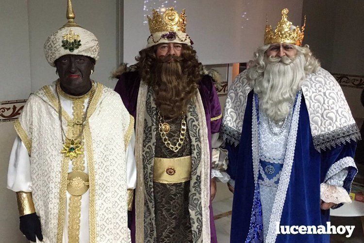  Baltasar, Gaspar y Melchor minutos antes de iniciar el recorrido de la Cabalgata. 