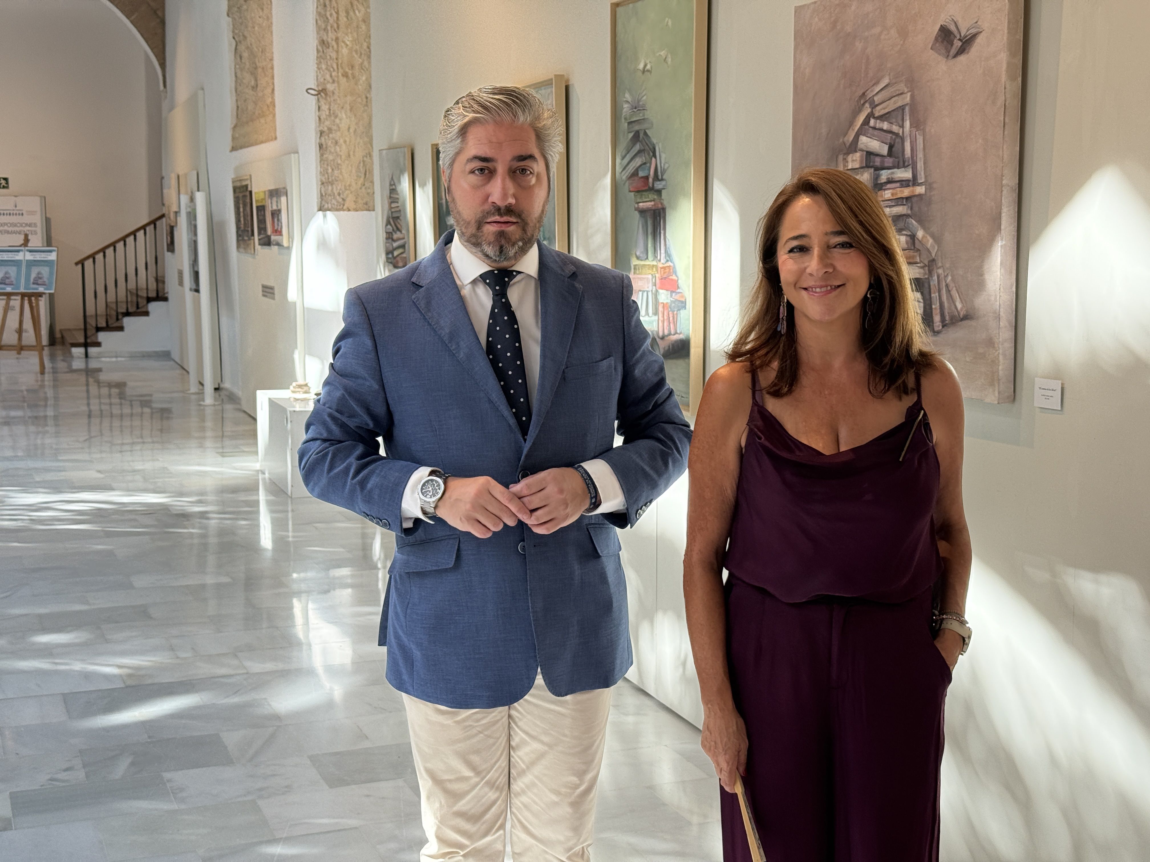 El edil de Cultura, Francisco Barbancho junto a la autora de la muestra, Marisol Ramos.