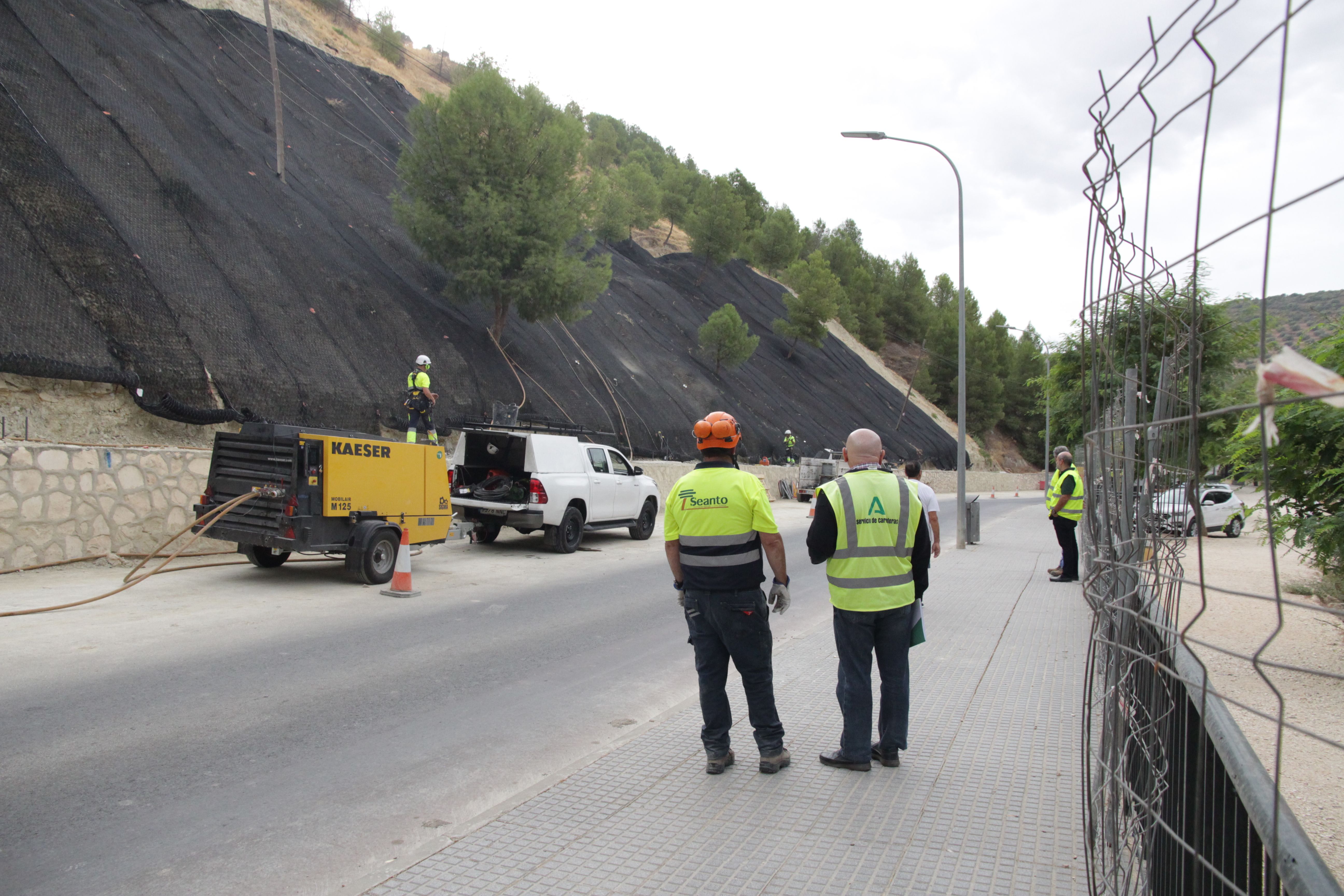 Transcurso de las obras de emergencia esta mañana en la carretera de Jauja.