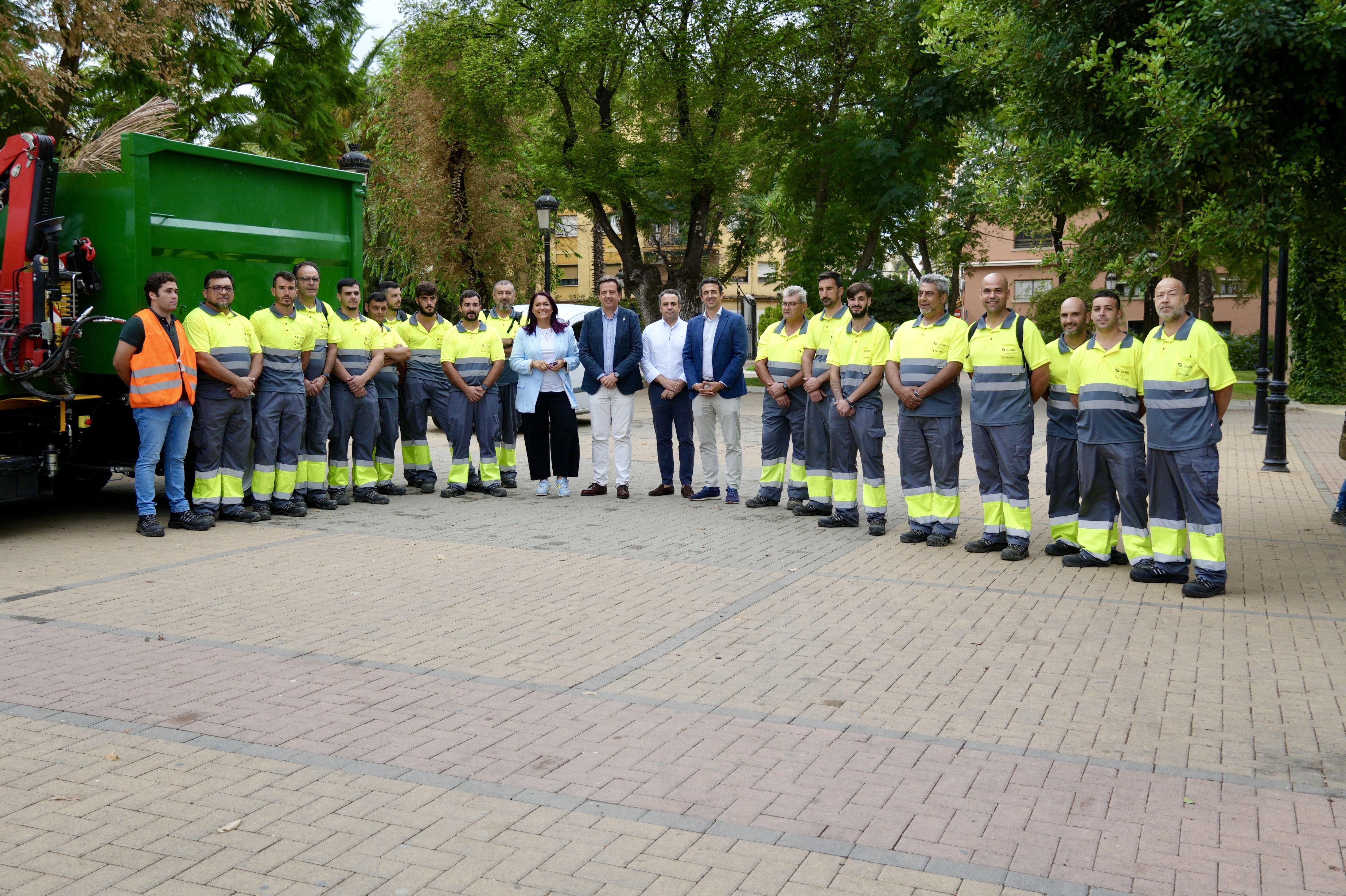 Trabajadores, representantes de la empresa y autoridades locales durante la presentación del servicio de jardinería en el Paseo de Rojas.