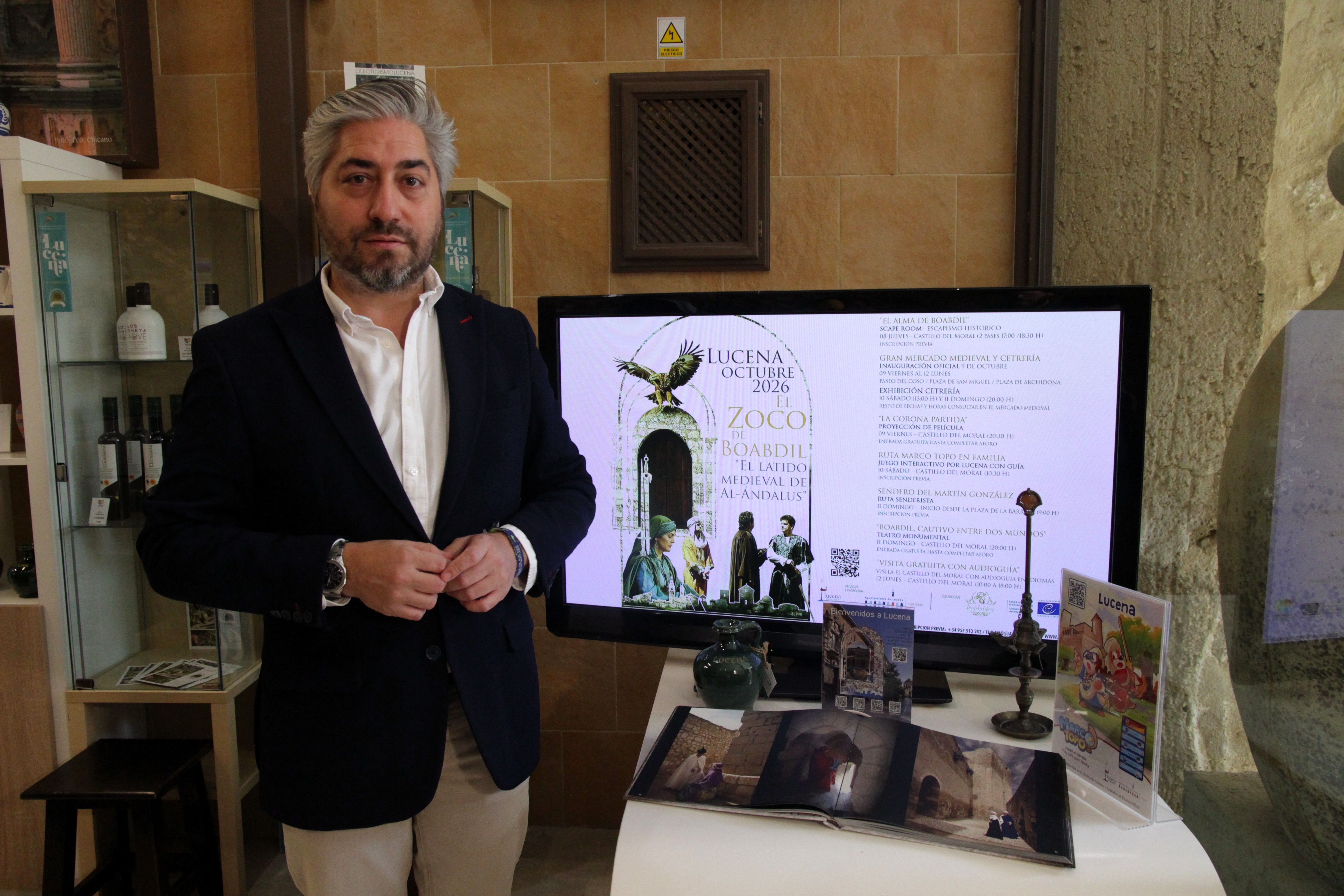 Francisco Barbancho junto al cartel anunciador de este ciclo de actividades