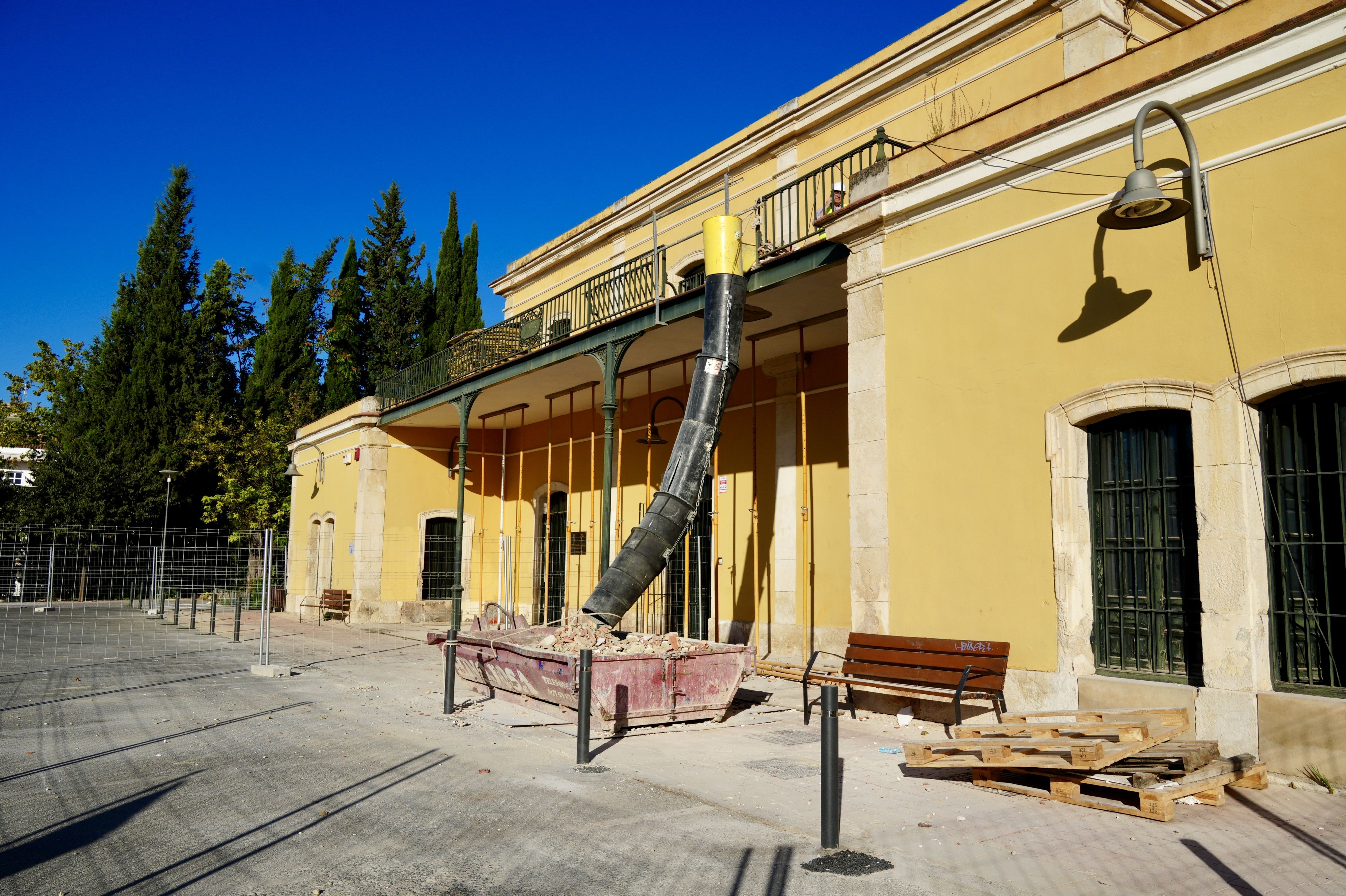 Edificio de la estación en obras