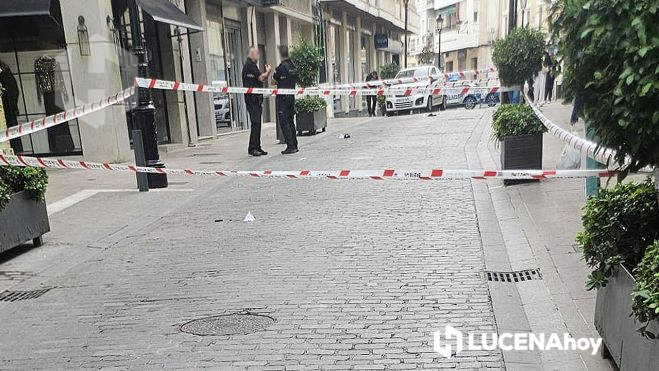 Parte de la calle El Peso en la que se ha producido el enfrentamiento, acordonada por la Policía Nacional para proteger algunas pruebas de los hechos