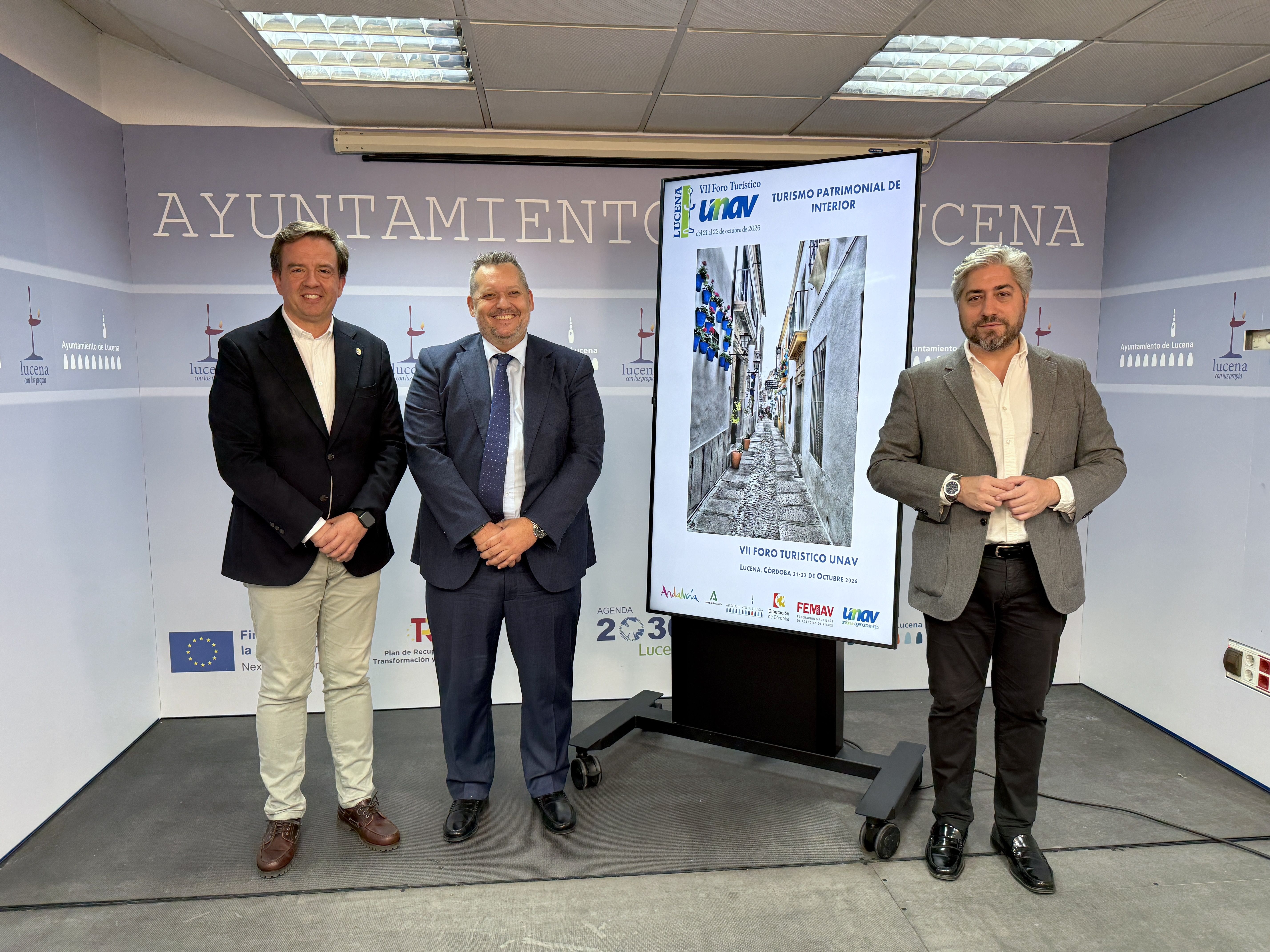 El alcalde de Lucena, Aurelio Fernández; el vicepresidente ejecutivo de UNAV, Iván Méndez y el edil de Turismo, Francisco Barbancho.