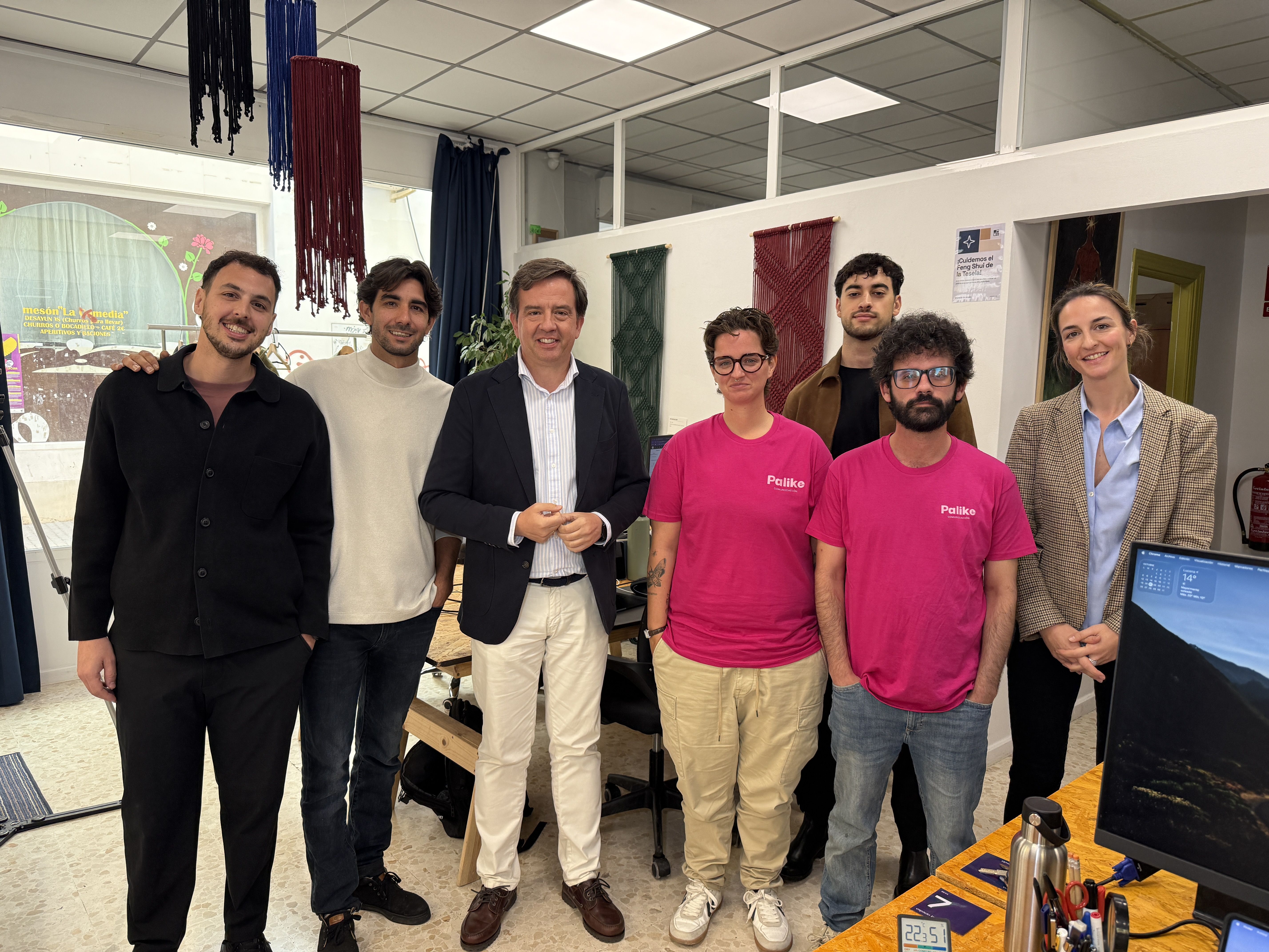 Integrantes del espacio cultural y de coworking La Tesela, junto al alcalde de Lucena.