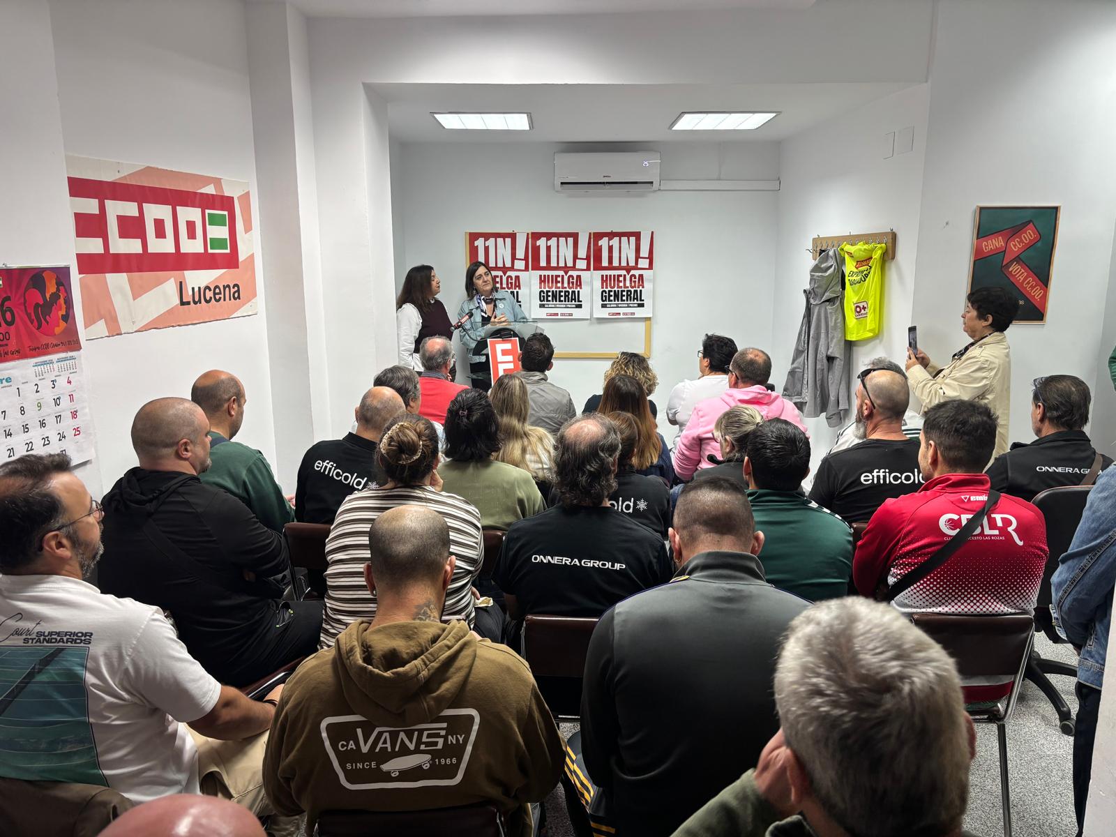 Un momento de la asamblea con delegados sindicales de empresas locales en la sede de CCOO