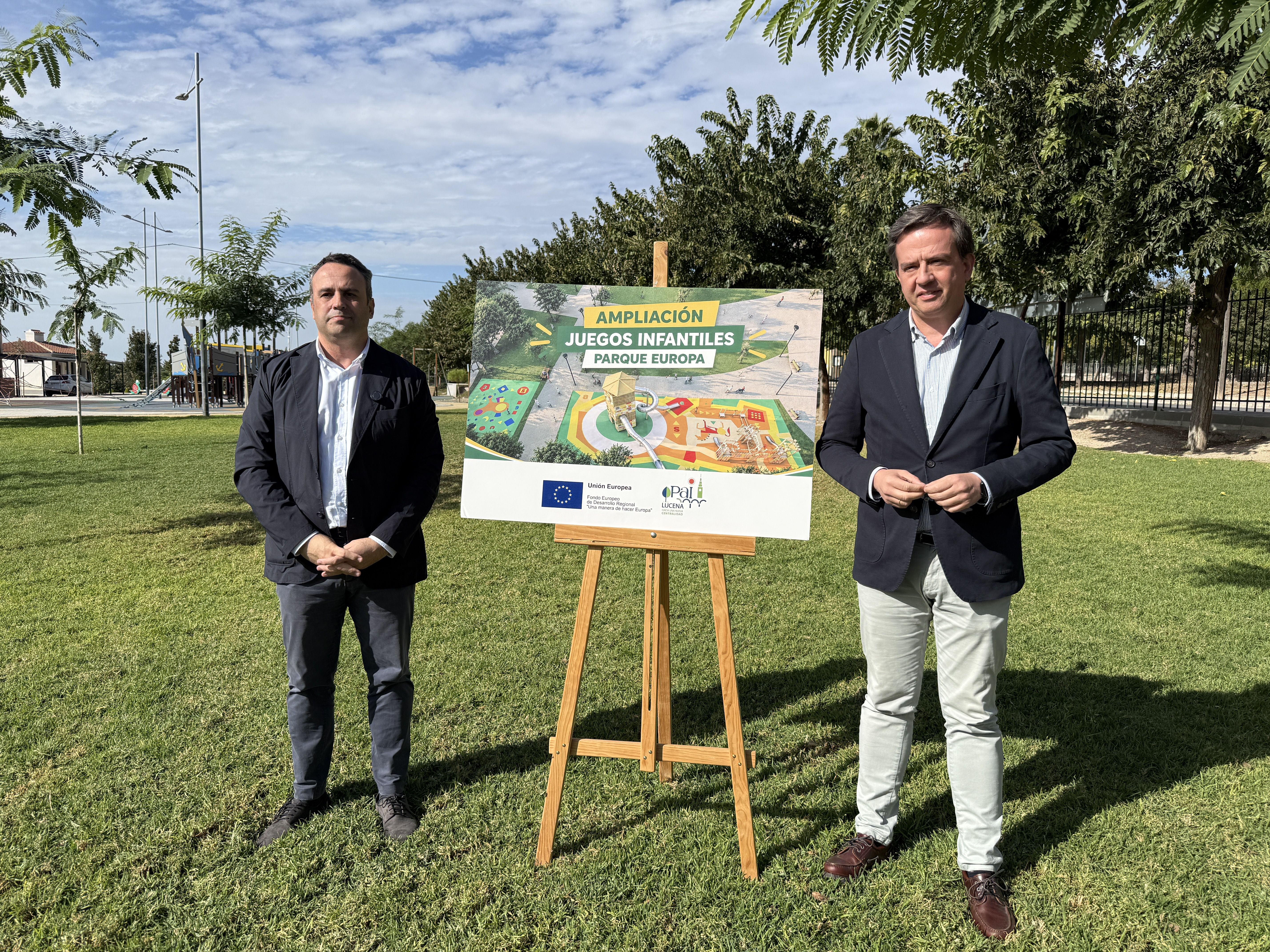 El concejal de Obras Javier Pineda junto a Aurelio Fernández en el lugar donde se emplazarán las nuevas instalaciones infantiles.