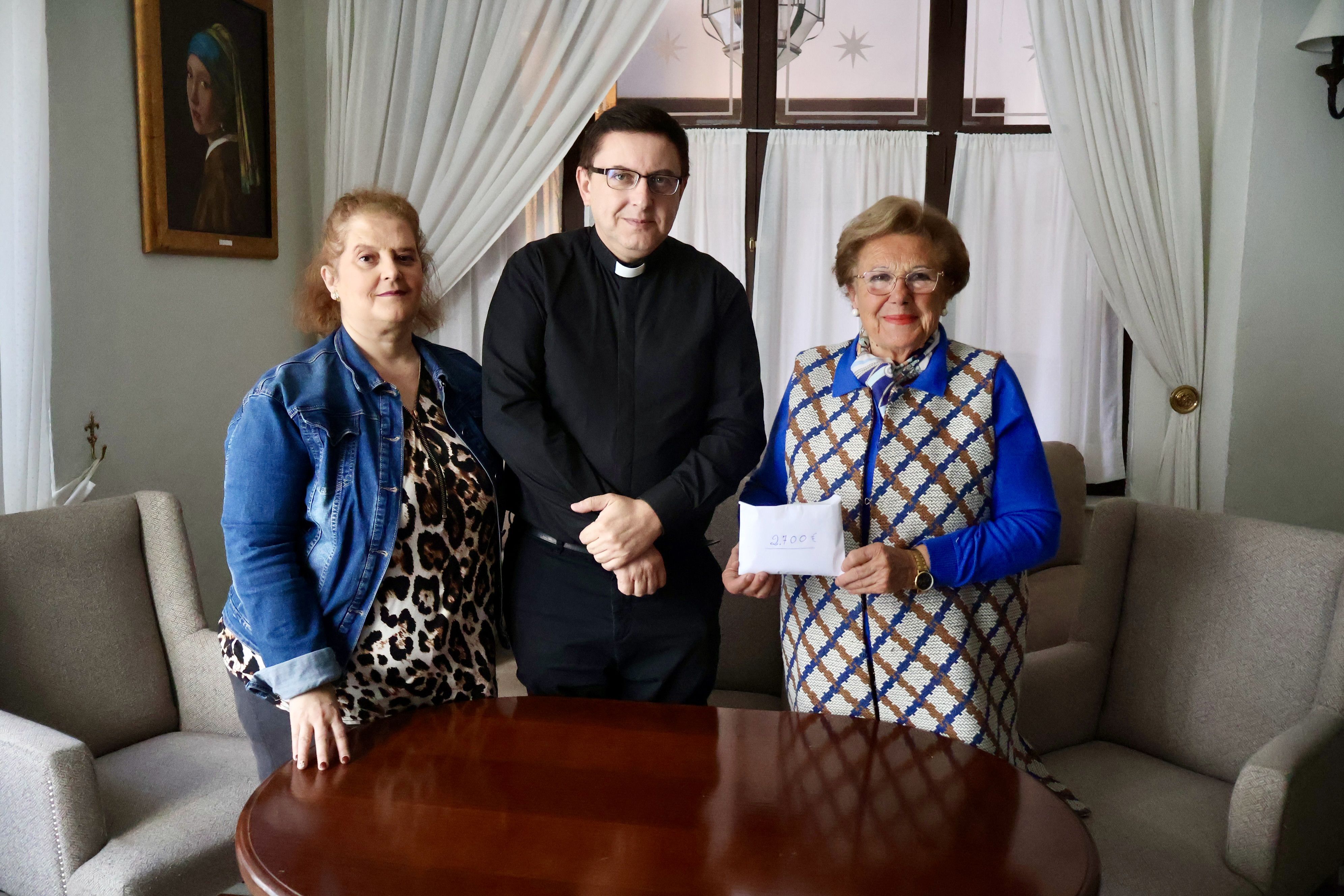 'Mujeres en Igualdad' entrega al párroco de Santo Domingo el dinero recaudado.