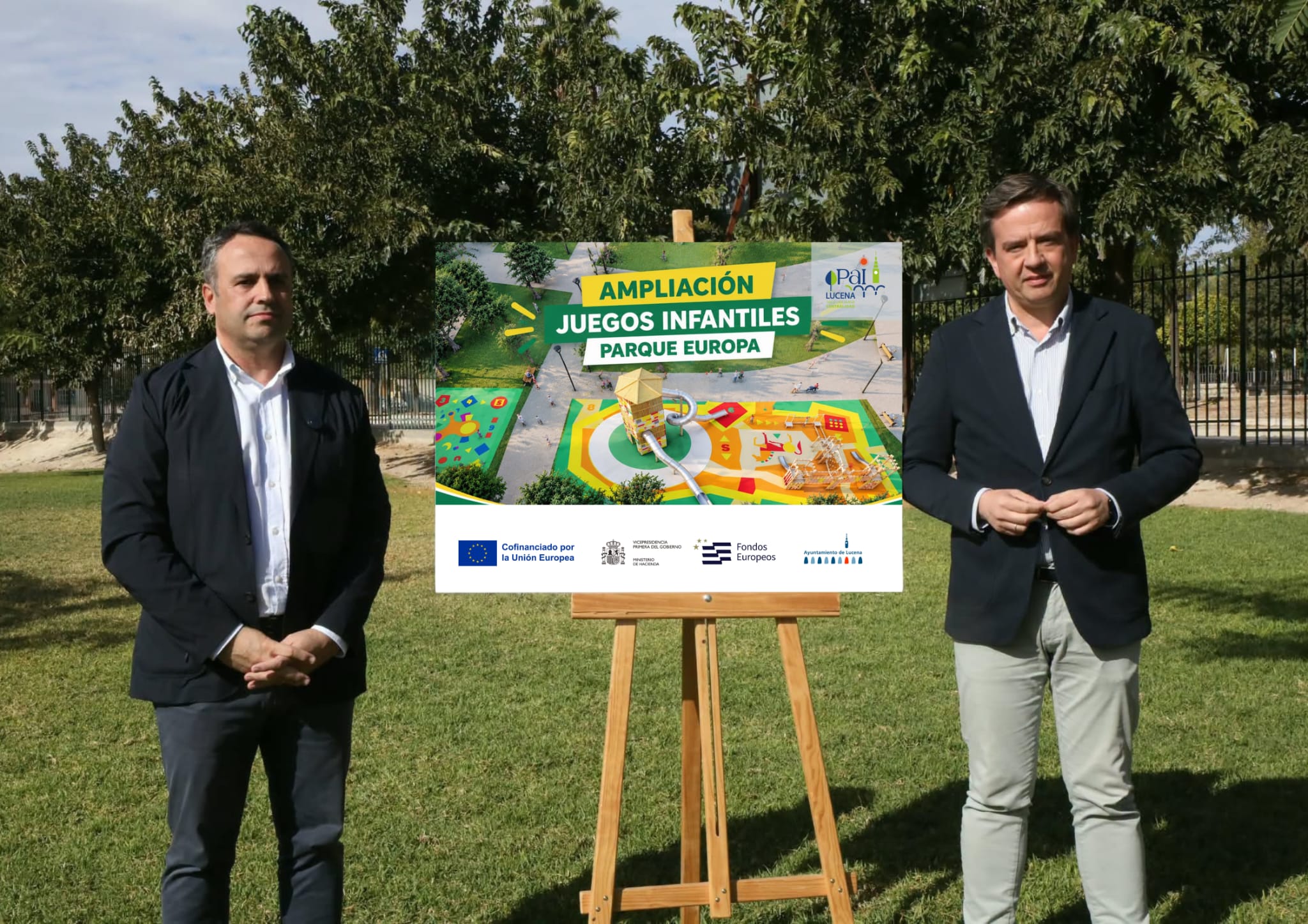 El concejal de Obras Javier Pineda junto a Aurelio Fernández en el lugar donde se emplazarán las nuevas instalaciones infantiles.