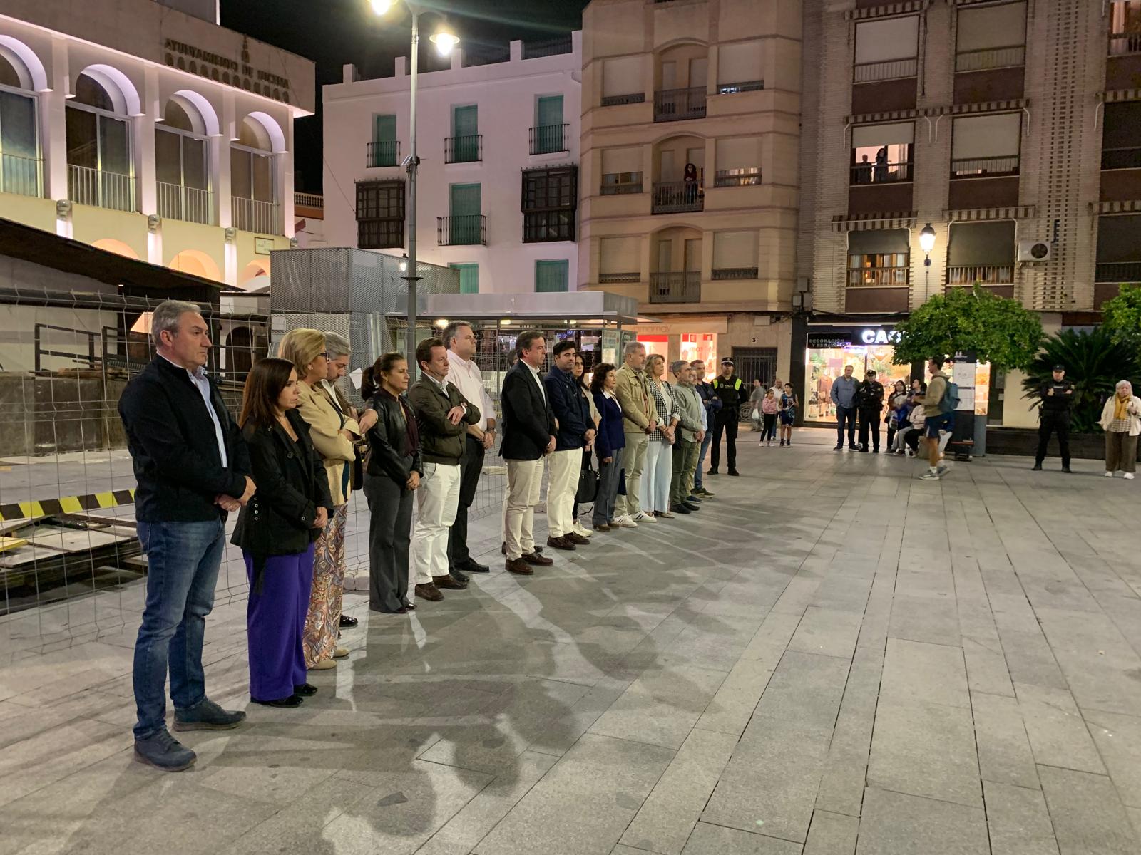 Un momento del minuto de silencio en la Plaza Nueva