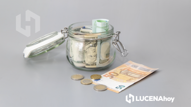 Una hucha con monedas y billetes. Separar el dinero del ocio en "sobres" digitales facilita respetar el presupuesto. Imagen: Magnific