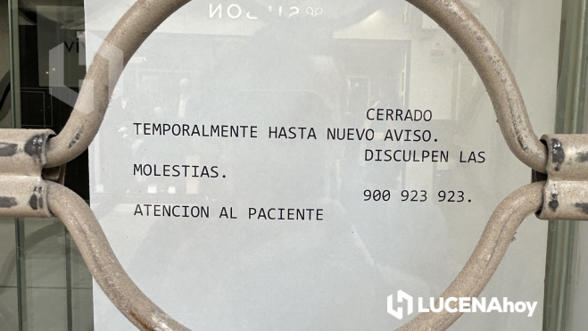 Un discreto cartel tras la reja anuncia el cierre "hasta nuevo aviso" de la clínica en Lucena