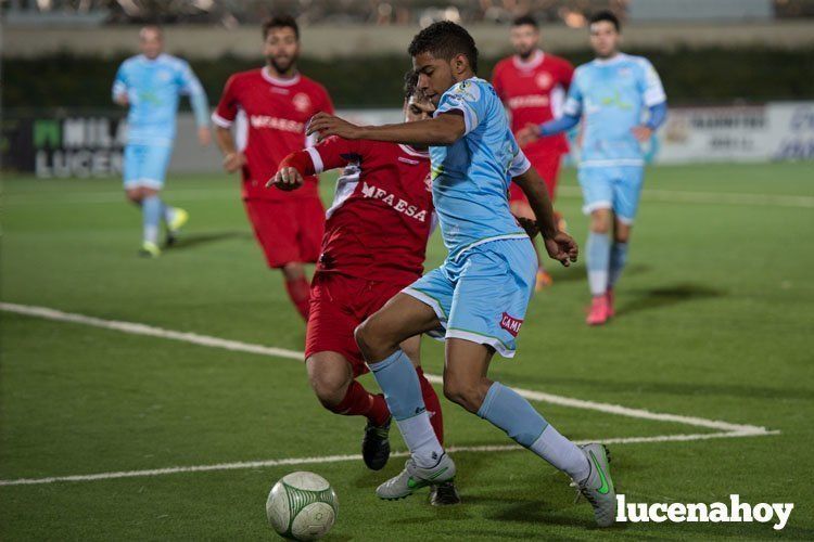  Erik, futbolista del Ciudad de Lucena, intenta superar a un jugador de Atlético Espeleño. SERGIO RODRÍGUEZ 