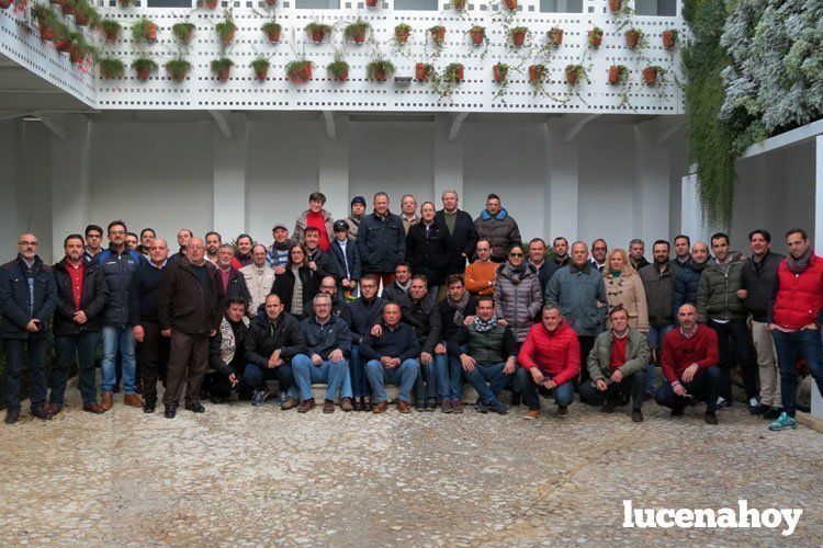  Miembros del Vespa Club Lucena antes del inicio de la reunión. 