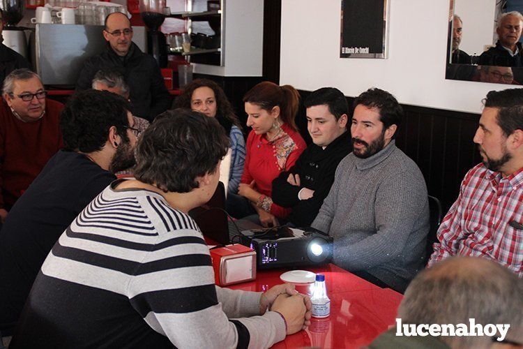  Un momento de la reunión de trabajo celebrada ayer por Podemos en el Bar Agus 