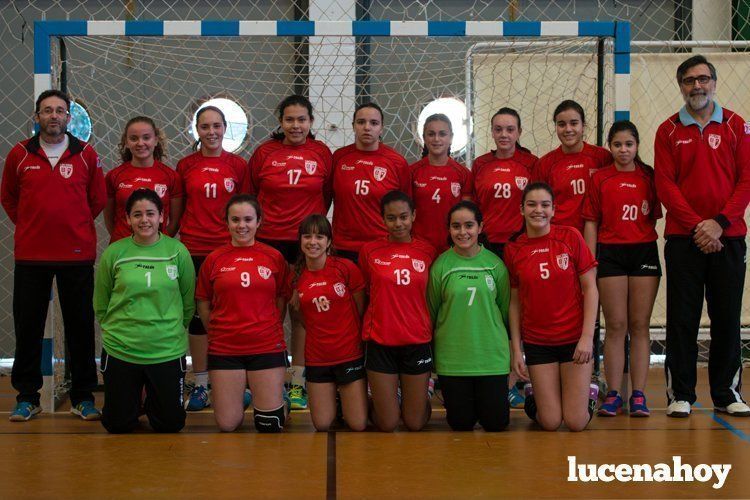  Presidente, entrenador y plantilla del equipo cadete femenino del Club Balonmano Lucena. SERGIO RODRÍGUEZ 