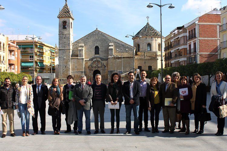 Miembros de la Fundación en la Plaza Nueva de Lucena. 