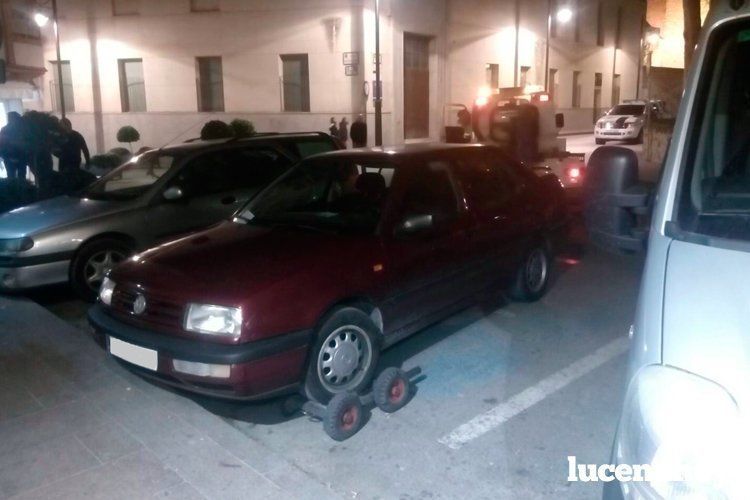  El coche estaba aparcado en la zona reservada para discapacitados en la Plaza del Coso. 