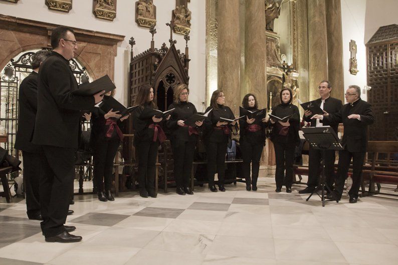 Galería: La Misa del Cofrade se celebra en el templo de San Mateo