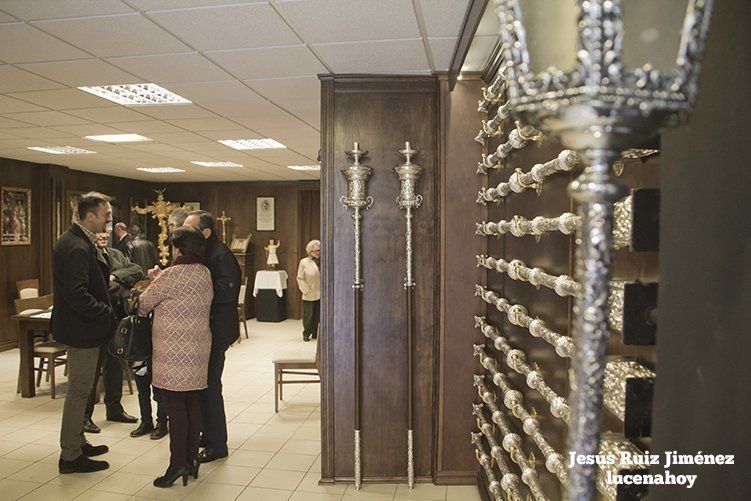 Galería: La cofradía del Amor y Paz elige la II Jornada de Puertas Abiertas de Casas de Hermandad para presentar la nueva túnica del Cristo de la Crucifixión