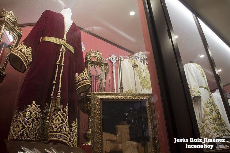 Galería: La cofradía del Amor y Paz elige la II Jornada de Puertas Abiertas de Casas de Hermandad para presentar la nueva túnica del Cristo de la Crucifixión