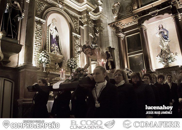 Galería Gráfica: El Cristo de la Humillación hace Vía Crucis en el interior del templo de San Mateo por la lluvia