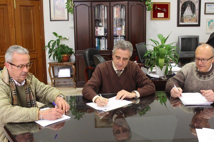  Un momento de la firma del convenio en la sala de Alcaldía 