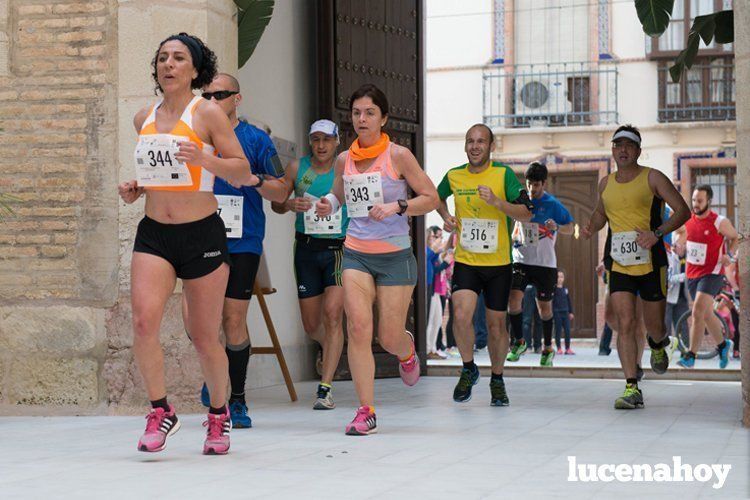  Un grupo de corredores de la Media Maratón de Lucena 2015 pasando por Santa Ana. SERGIO RODRÍGUEZ 