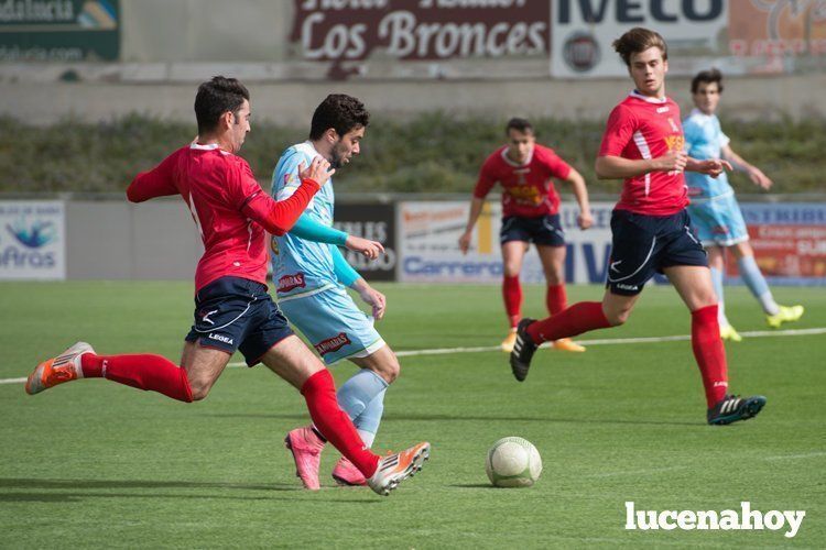  Chechu Córdoba conduce el balón en el duelo contra el San José. SERGIO RODRÍGUEZ 