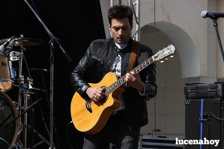 Galería: Felipe Conde protagoniza el concierto del Día de Andalucía en la Plaza Nueva desafiando al frío