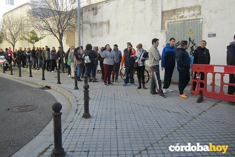  Personas haciendo cola ante las instalaciones de SADECO, ayer. Foto de nuestros compañeros de cordobahoy.es 