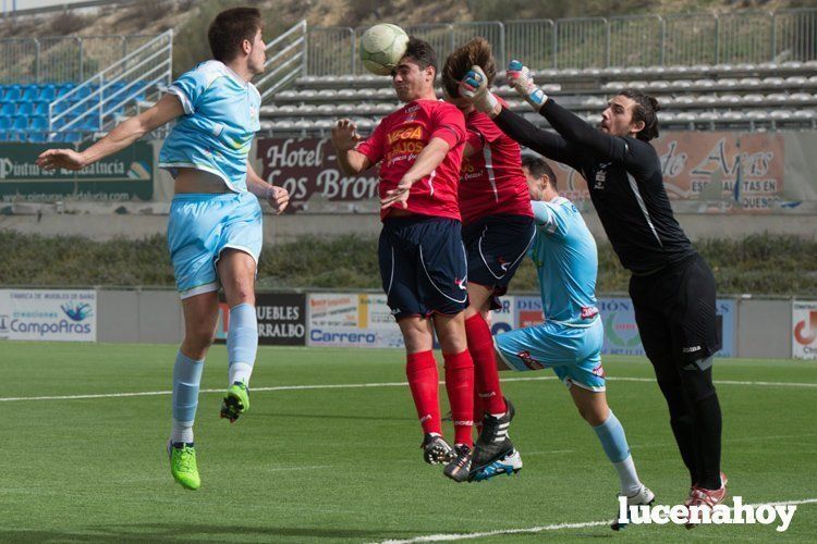  Remate de cabeza de Pedro Caballero en el partido contra el San José. SERGIO RODRÍGUEZ 