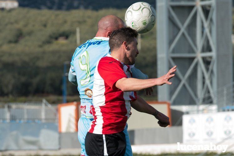  Pineda cabecea por encima de su marcador para batir al portero del Morón. SERGIO RODRÍGUEZ 