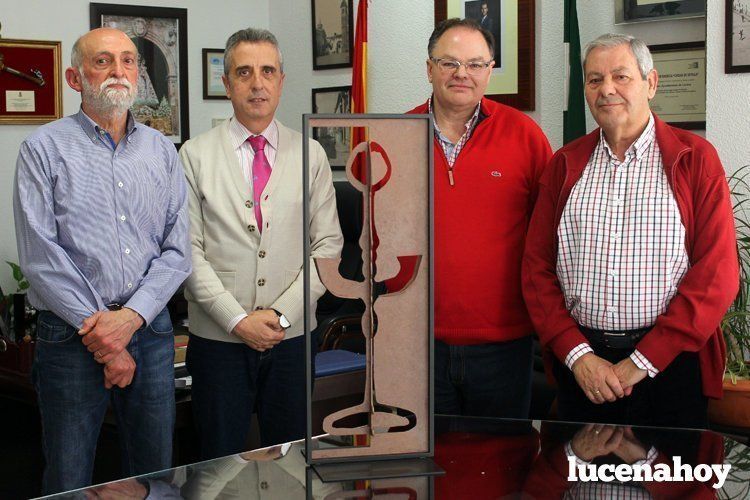  Miembros de la asociación "Velón de Lucena" con el alcalde de Lucena, Juan Pérez. 