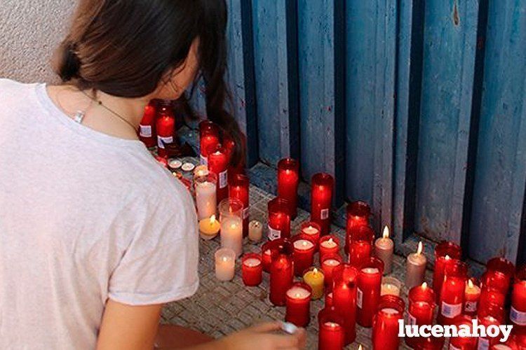  Una alumna del IES Miguel de Cervantes coloca velas a las puertas del centro en memoria de su compañero fallecido. Foto: Archivo Lucena Hoy 