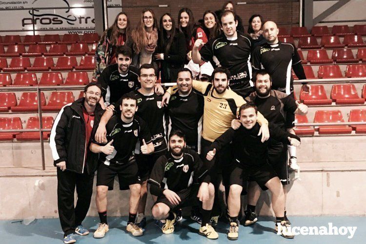  Formación del BM Lucena en la cancha del Pozoblanco. 