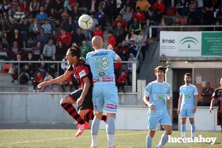  Curro Vacas busca el balón con la cabeza junto a un rival.  