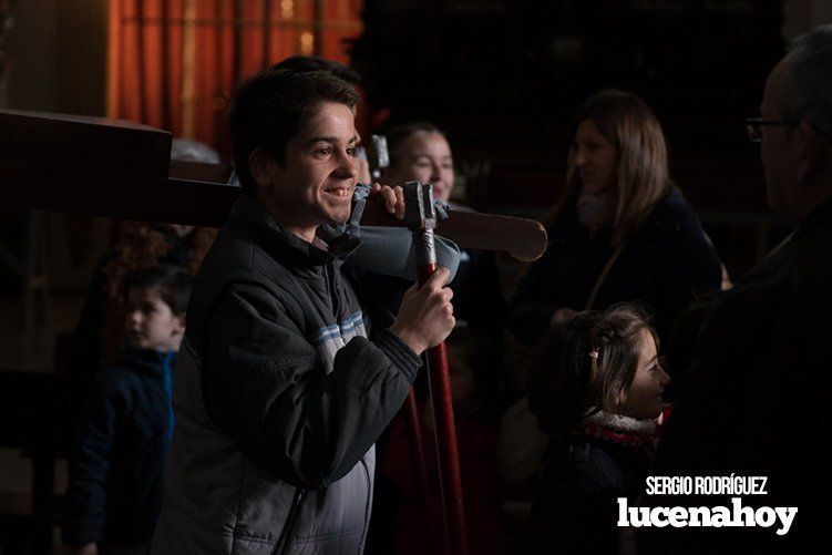 Galería: La Cruz de los Jóvenes visita Lucena por segunda vez, siendo recibida por los niños de catequesis y la Agrupación de Cofradías