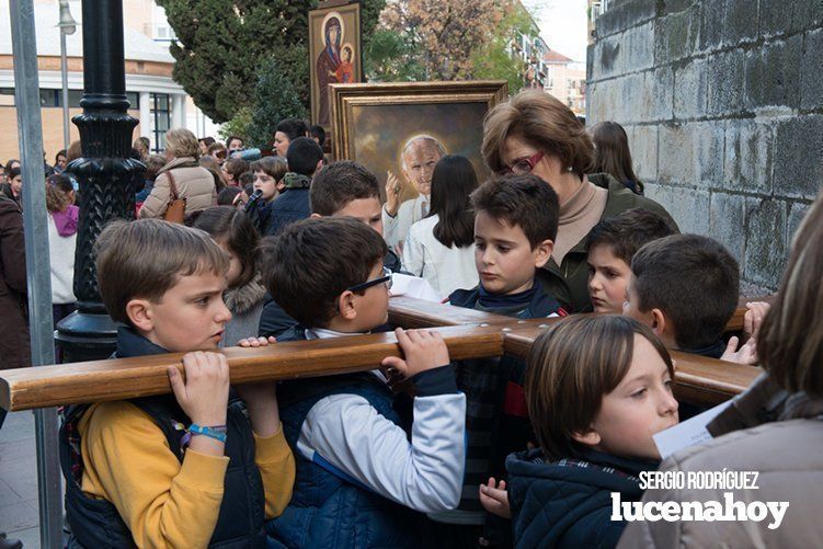 Galería: La Cruz de los Jóvenes visita Lucena por segunda vez, siendo recibida por los niños de catequesis y la Agrupación de Cofradías